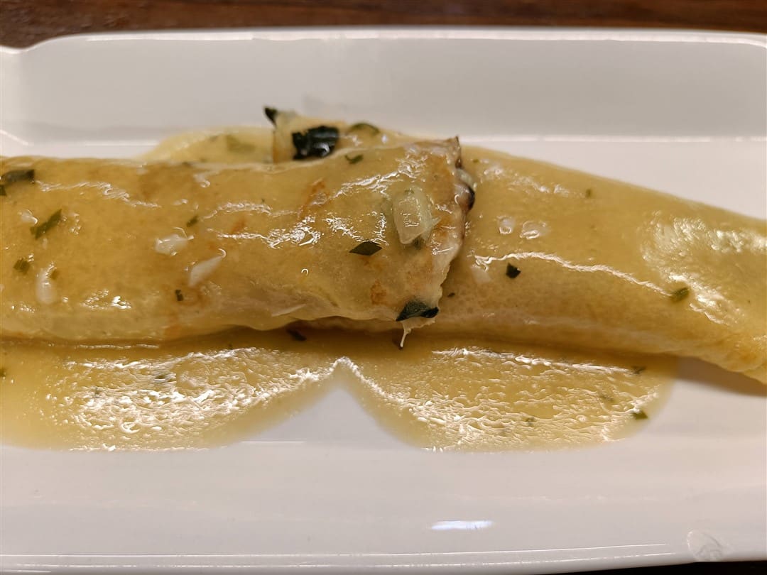 Crepes rellenos de hongos y bechamel